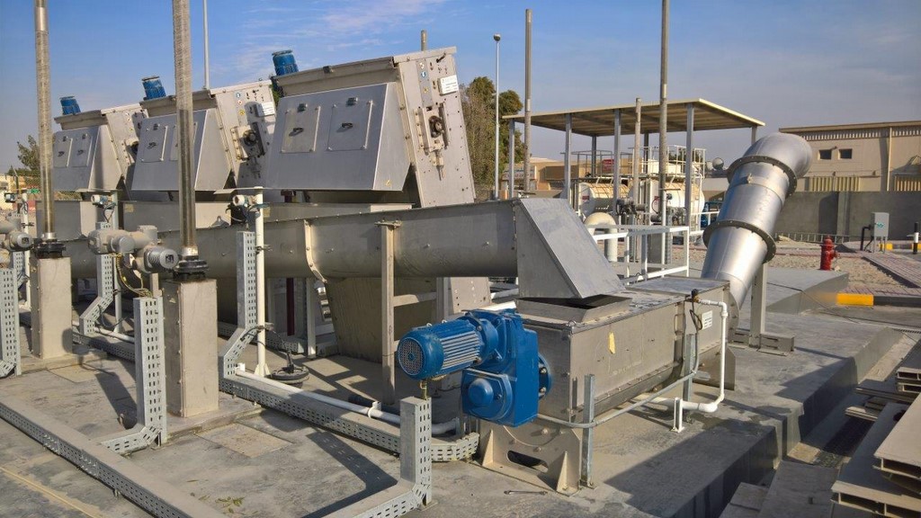 Hrubé česle s integrovaným lisem shrabků a ostřikem KUR