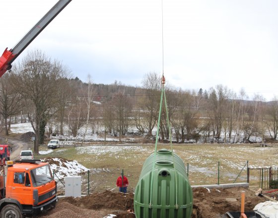 Vykládka nádrže RoTerra pomocí jeřábu