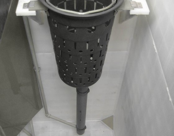 Plastový koš na přítoku