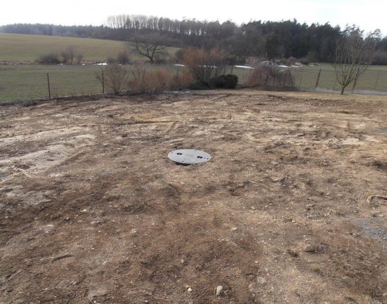 Pohled na dokončené stavební práce, na pozemku viditelný pouze vstup do nádrž DN 600