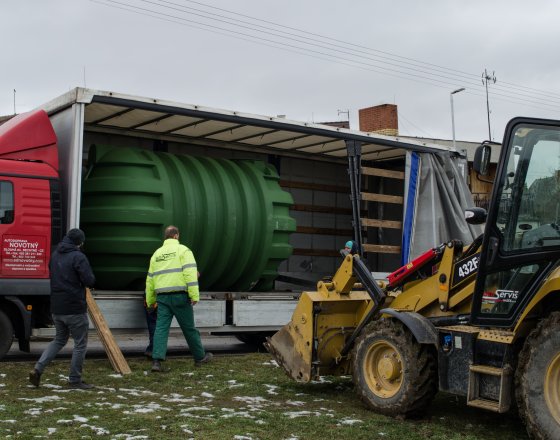Transport nádrže na místo stavby