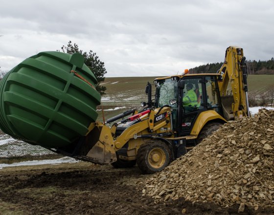 Transport nádrže na místo stavby