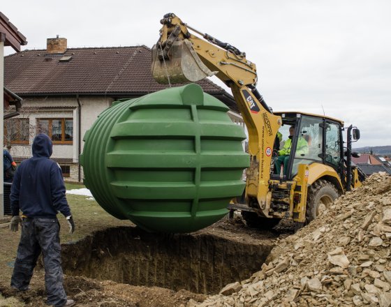 Osazení nádrže do připravené stavební jámy