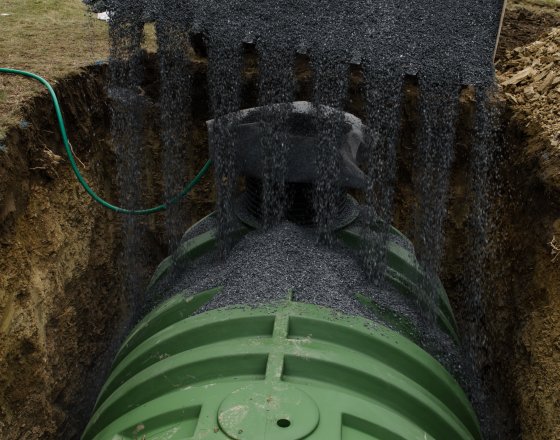 Obsyp nádrže za současného dopouštění vodou