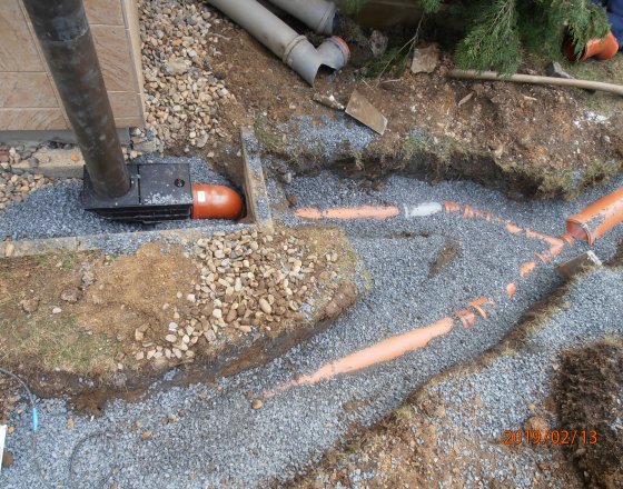 Příklad napojení okapových svodů na lapač střešních splavenin a dešťové vod